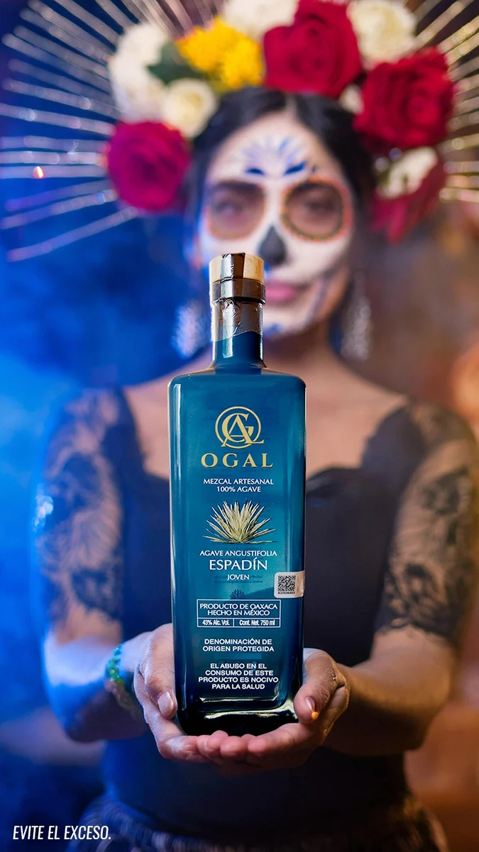 Botella OGAL con Catrina — Día de Muertos, tradición mexicana